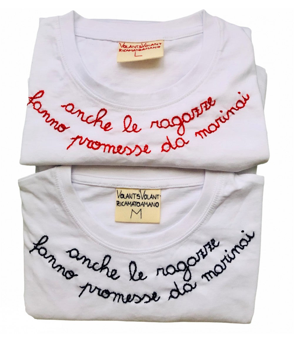 t-shirt bianca ricamata a mano " anche le ragazze fanno promesse da marinai"