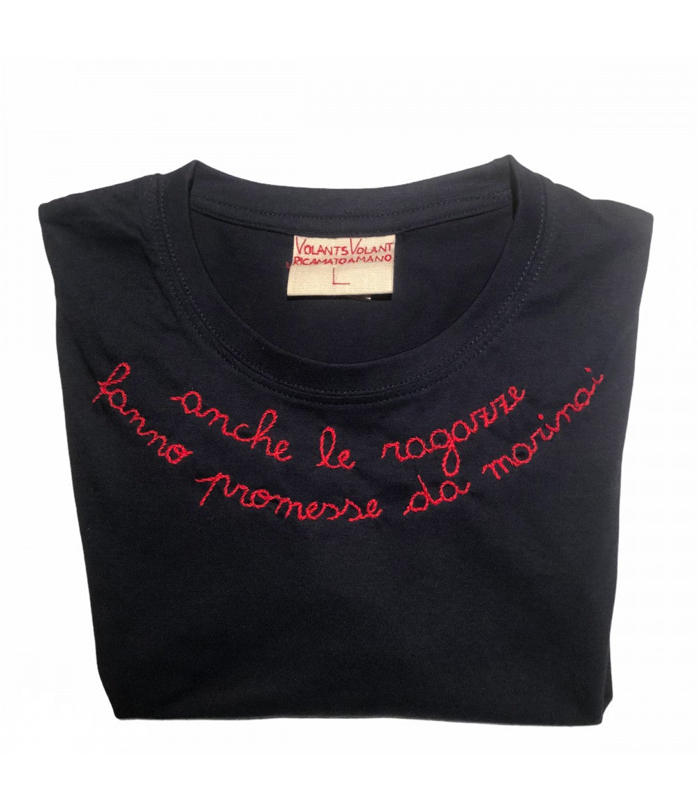 t-shirt blu navy ricamata a mano "anche le ragazze fanno promesse da marinai" in rosso