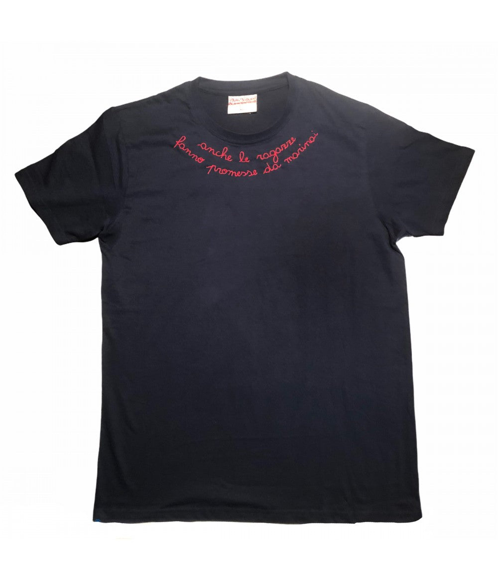 t-shirt blu navy ricamata a mano "anche le ragazze fanno promesse da marinai" in rosso