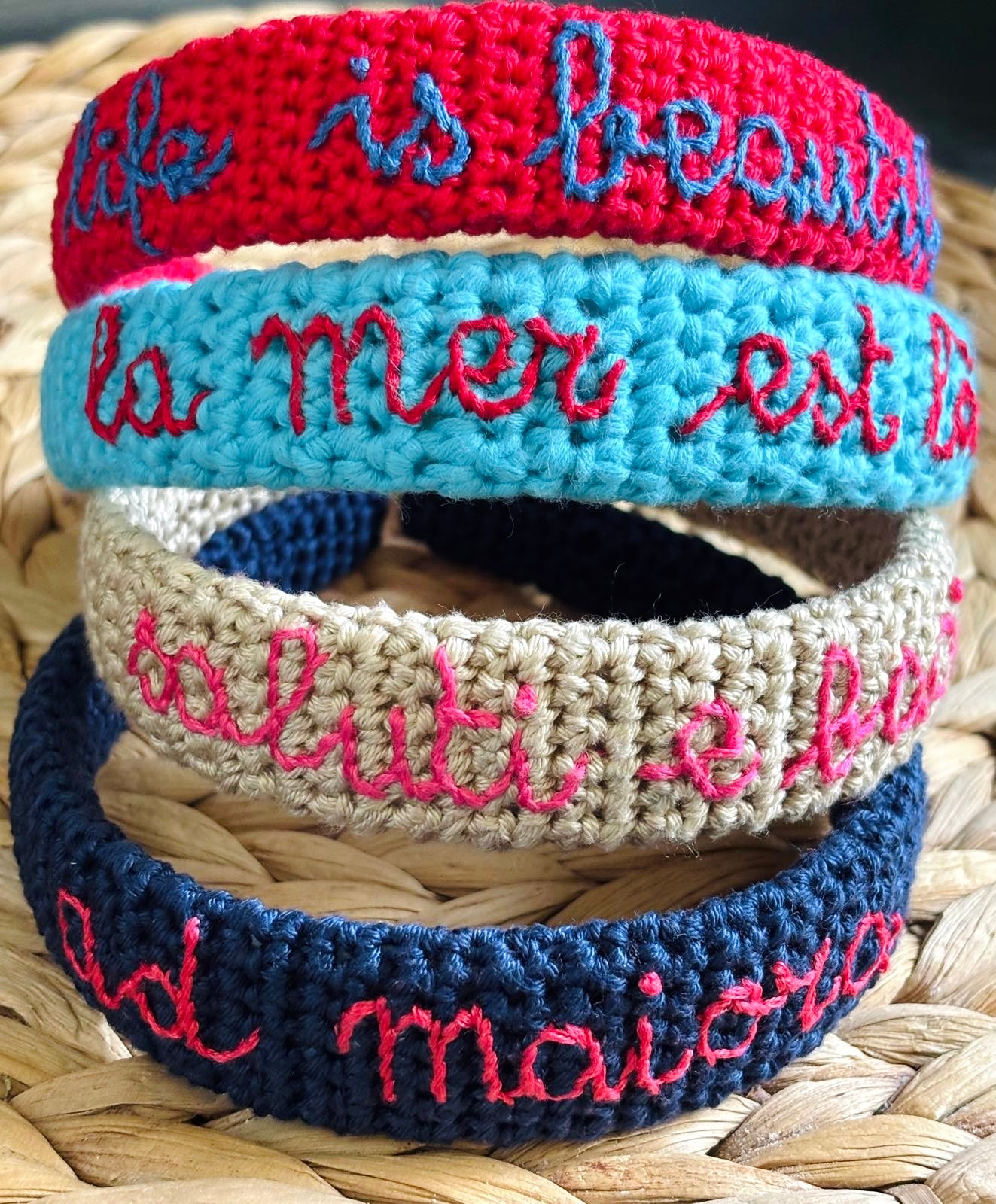 cerchietto per capelli  in crochet di cotone turchese "la mer est là"
