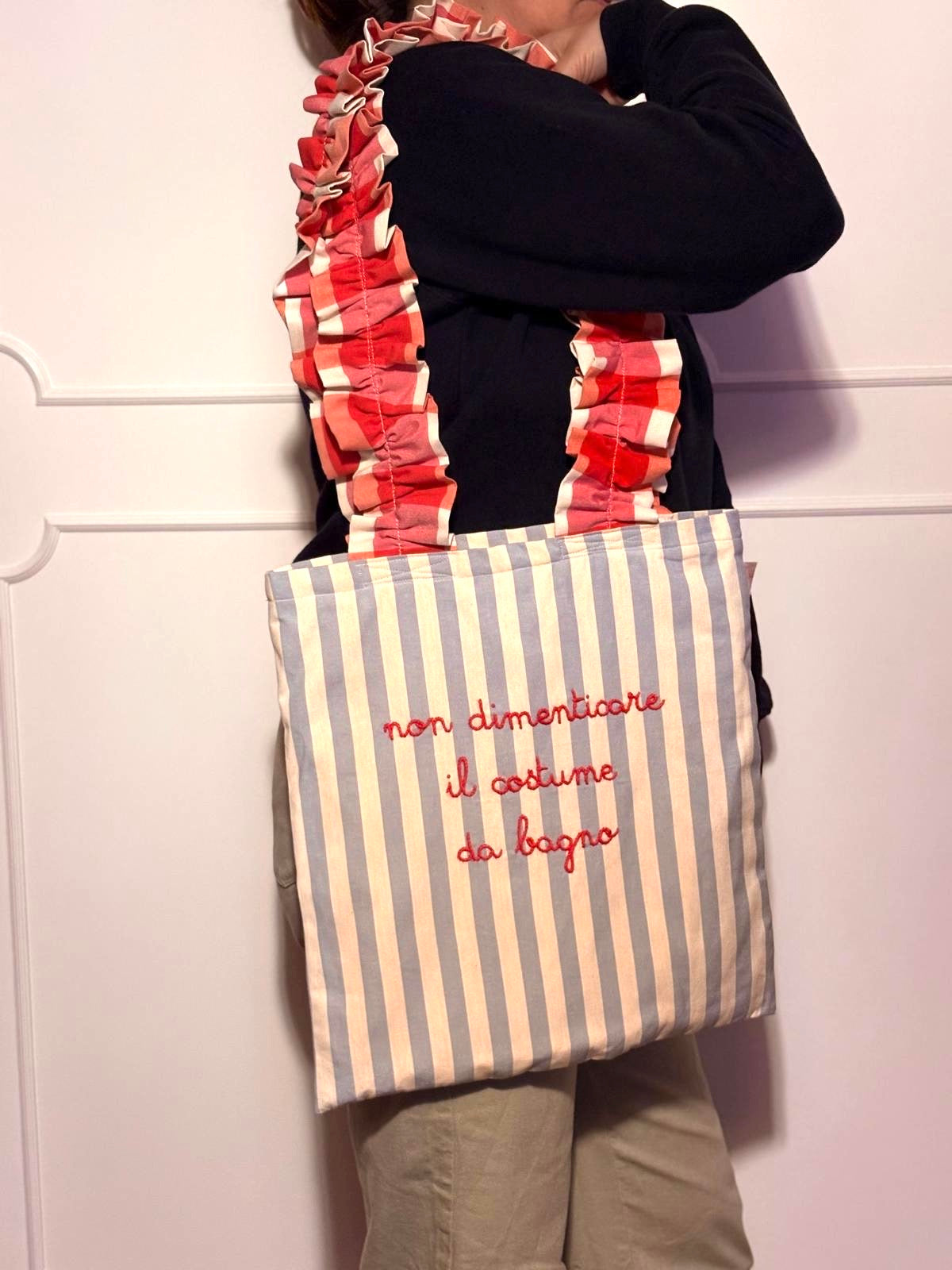 shopping bag in tela a righe celesti "non dimenticare il costume da bagno" ricamata a mano con manici volants