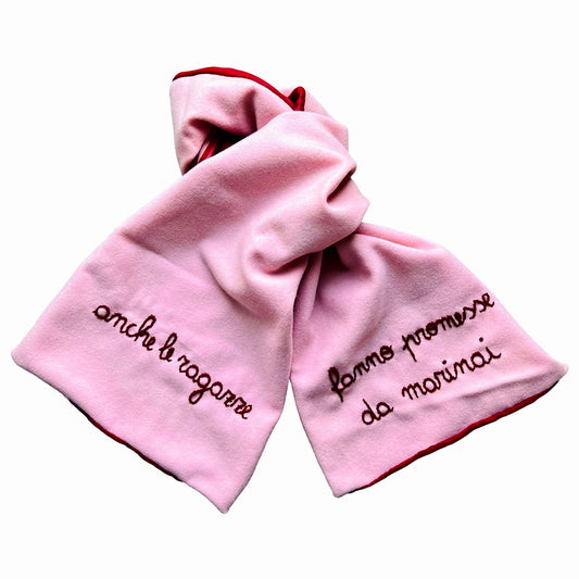 sciarpa in lana rosa peonia " anche le ragazze fanno promesse da marinai" ricamata a mano