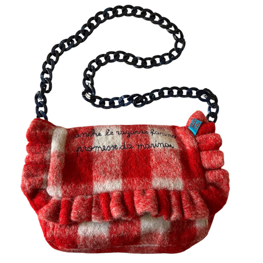 Pochette con tracolla in lana plaid quadri rosso “anche le ragazze fanno promesse da marinai” ricamata a mano