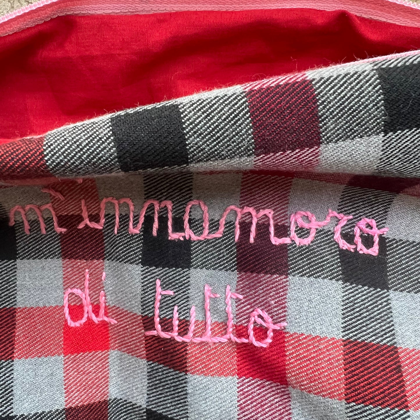 Pochette a barchetta quadretti rosso e grigio “m’innamoro di tutto “ ricamata a mano