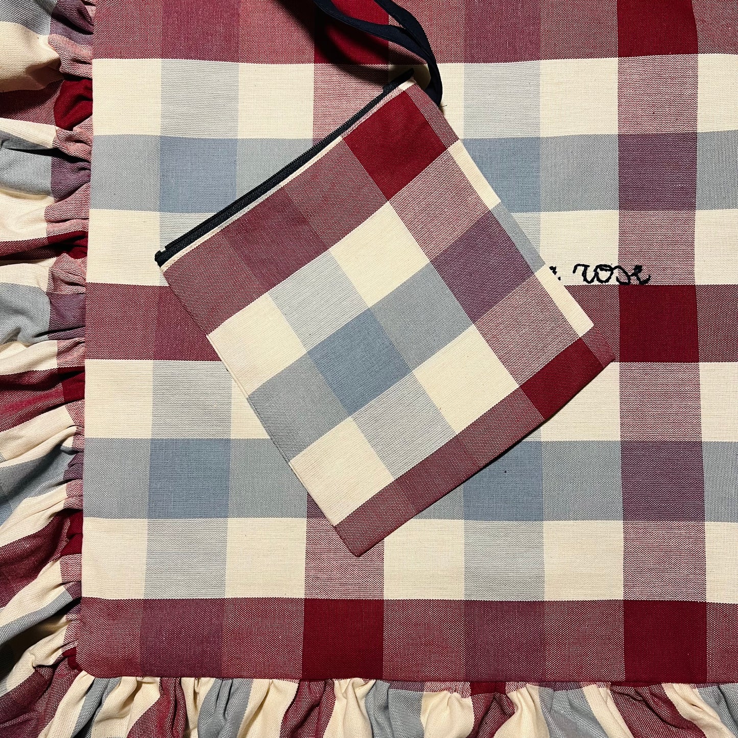 shopping bag in tela a quadri ciliegia e celeste "pane, prosecco e rose" ricamata a mano