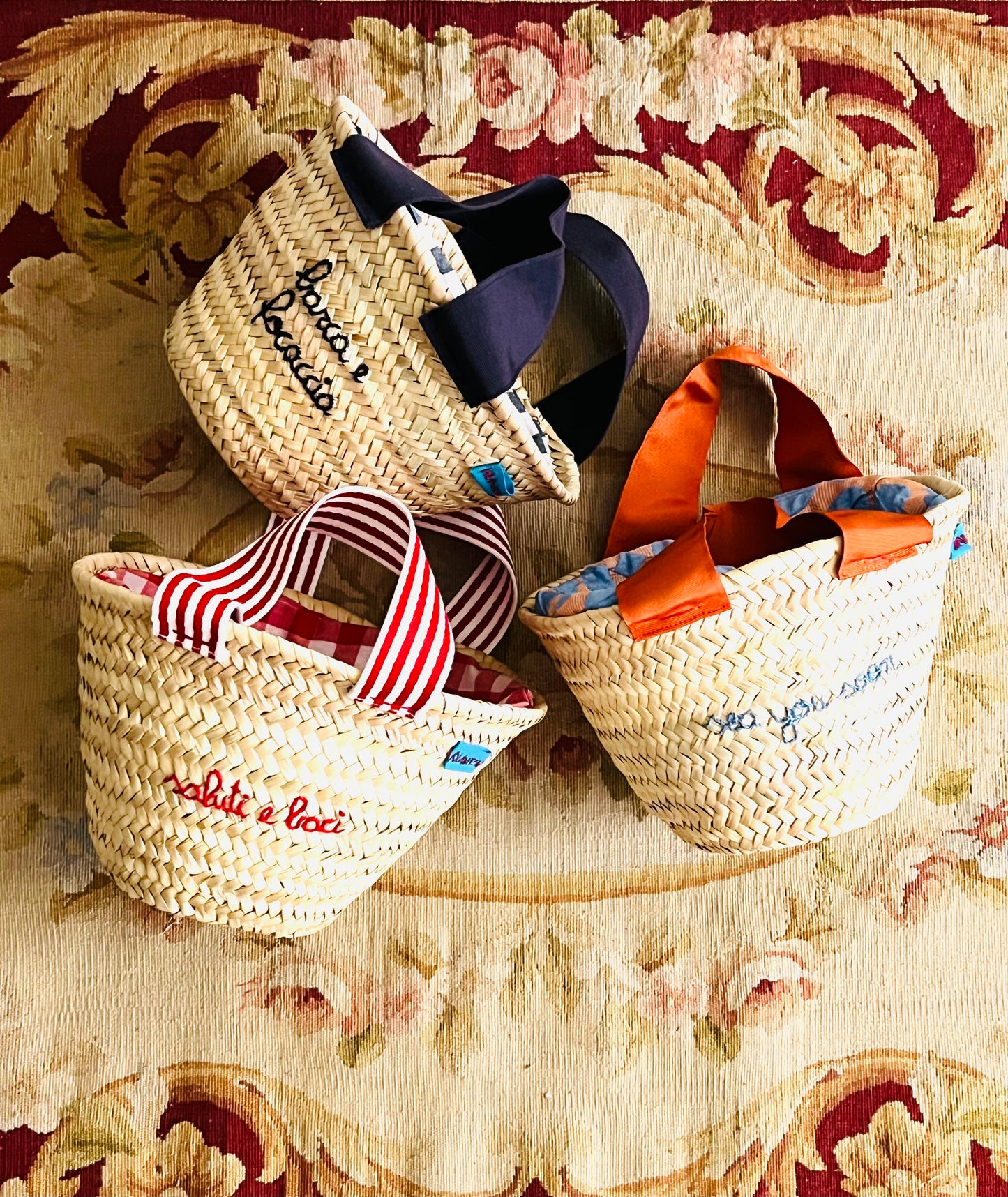 borsa a mano piccola in paglia con manici in gros grain arancio  "sea you soon" ricamata a mano