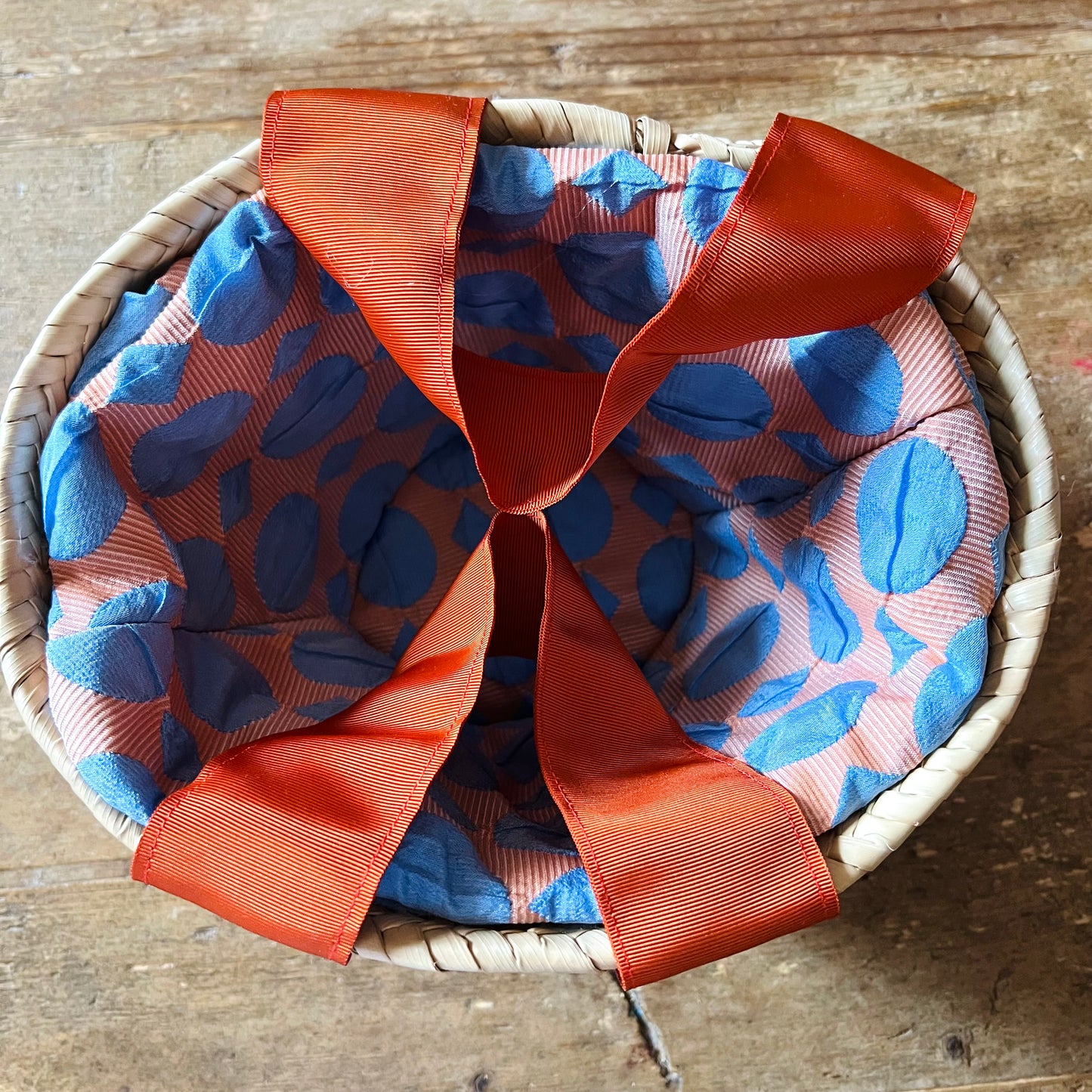borsa a mano piccola in paglia con manici in gros grain arancio  "sea you soon" ricamata a mano