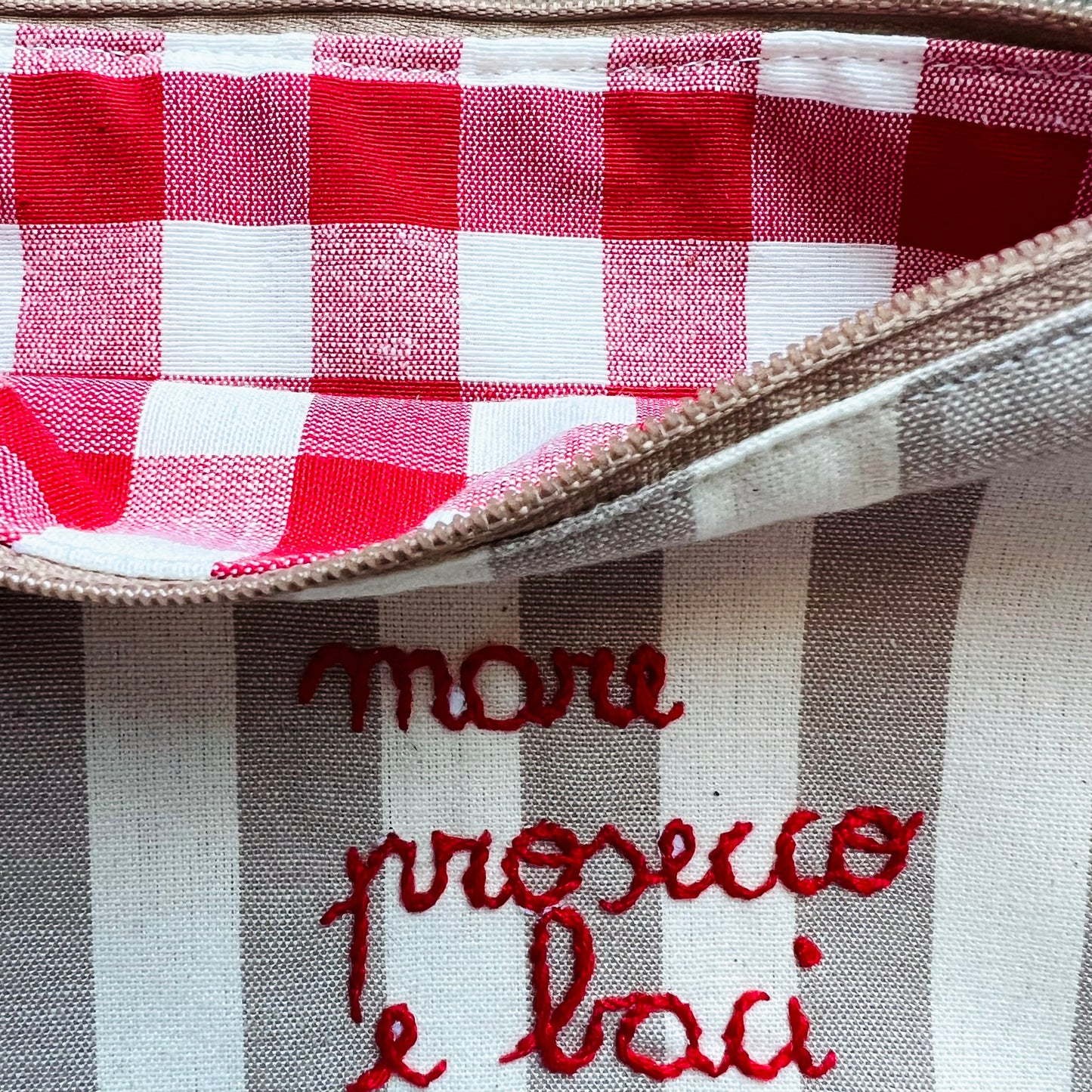 pochette a righe beige scuro "mare prosecco e baci" ricamata a mano