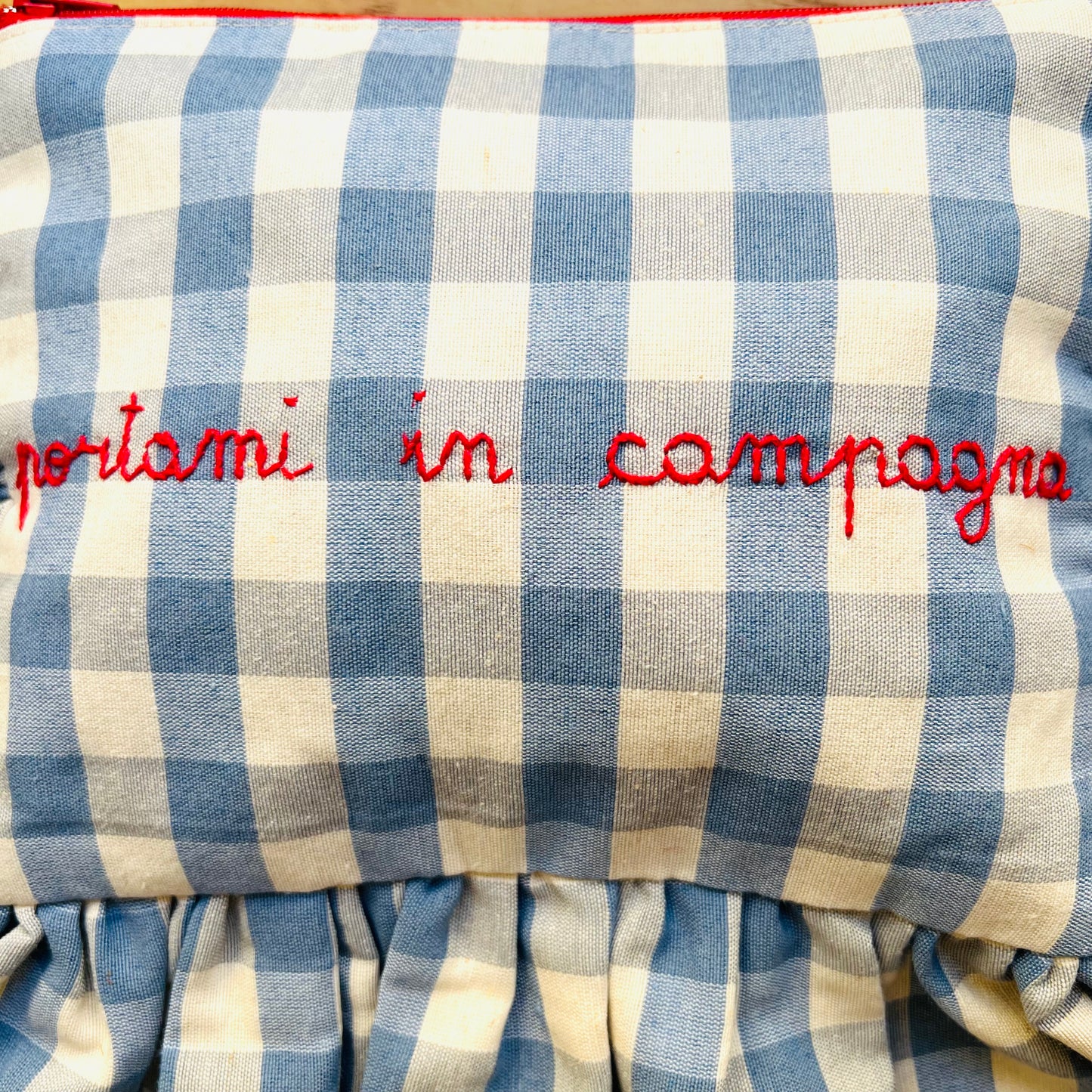 pochette a quadretti azzurri “ portami in campagna” ricamata a mano