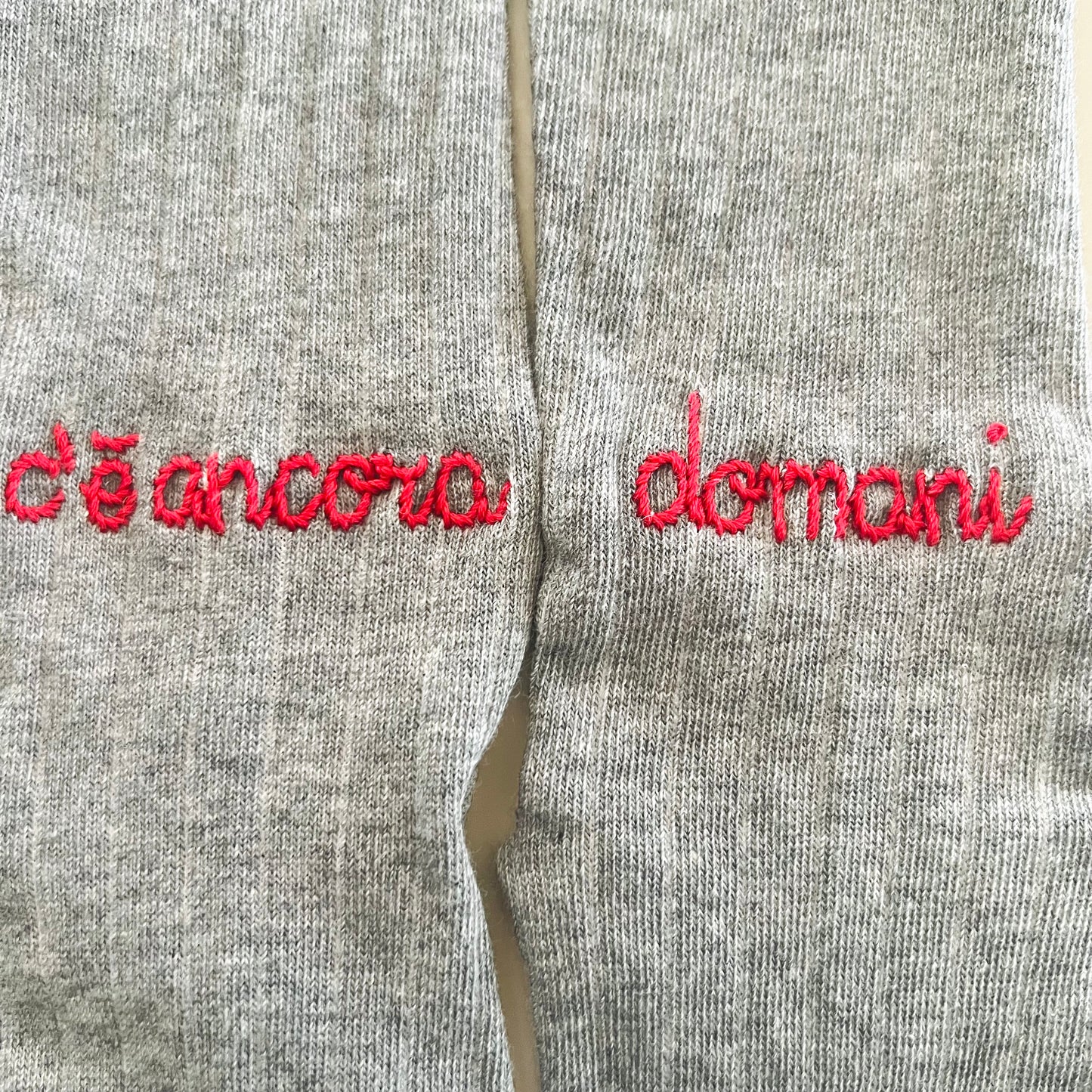 calze grigio chiaro costa piatta "c'è ancora domani" ricamate a mano