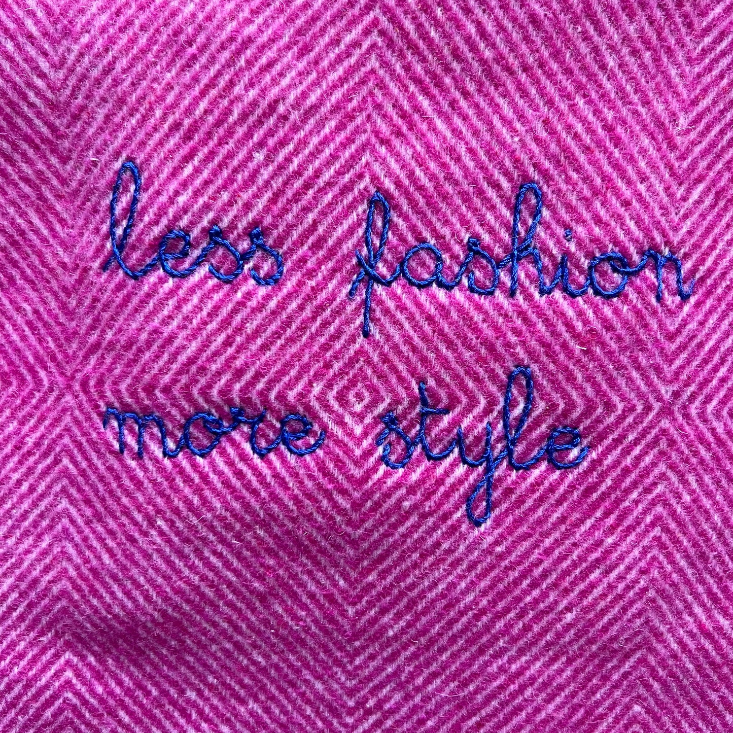 shopping bag in plaid di lana spigata rosa peonia "less fashion more style” ricamata a mano