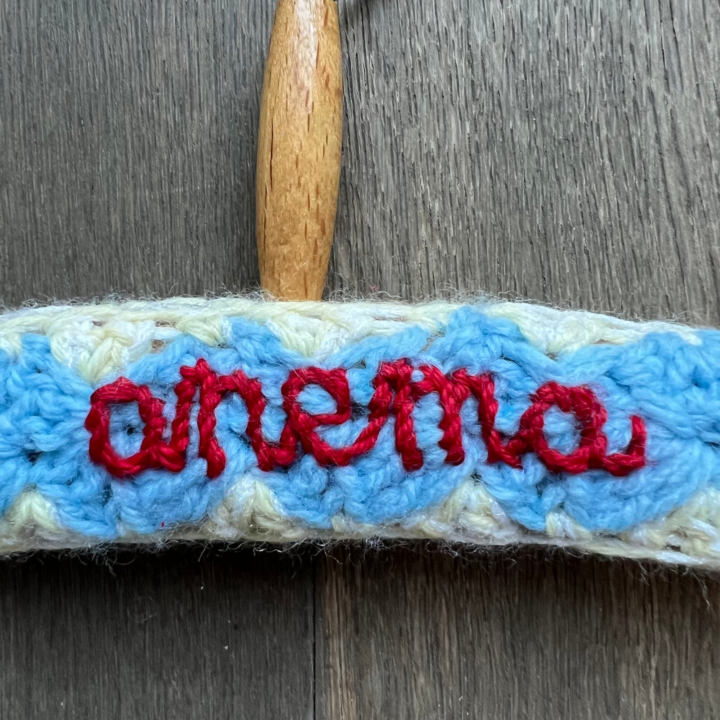 gruccia crochet celeste e panna realizzata e ricamata a mano sui due lati "anema/ e core.."
