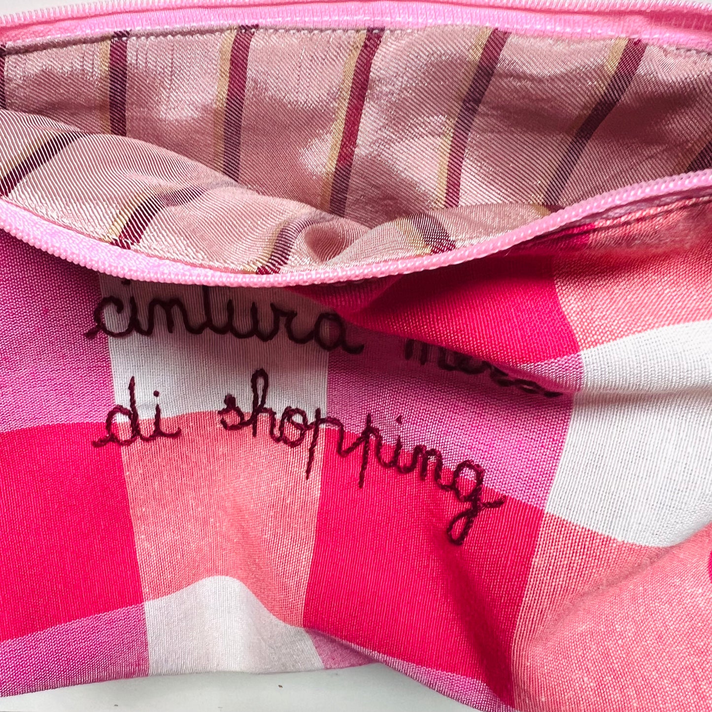 Pochette a barchetta in tela a quadri fucsia "cintura nera di shopping “ ricamata a mano