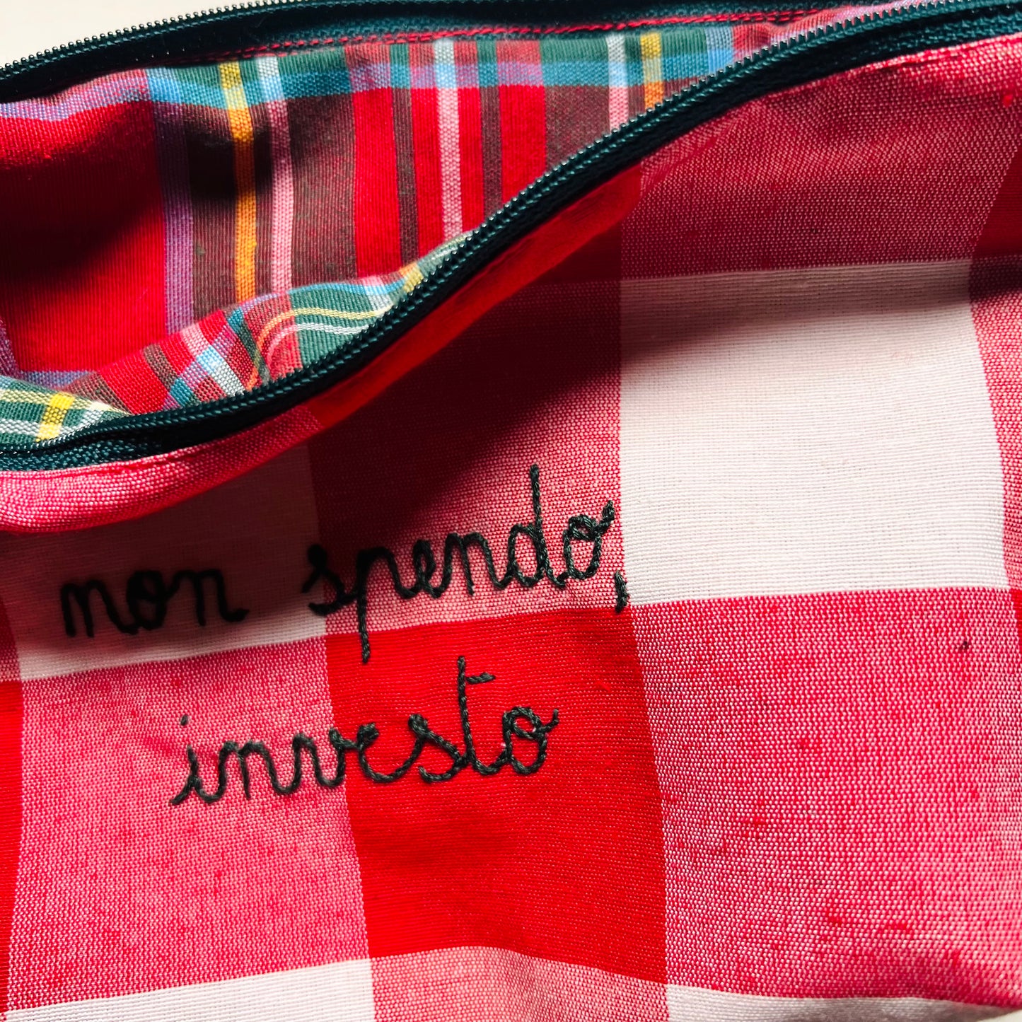Pochette a barchetta in tela a quadri rosso "non spendo, investo “ ricamata a mano