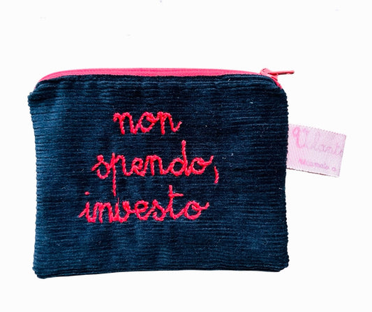 bustina in panno blu scuro "non spendo, investo" ricamata a mano