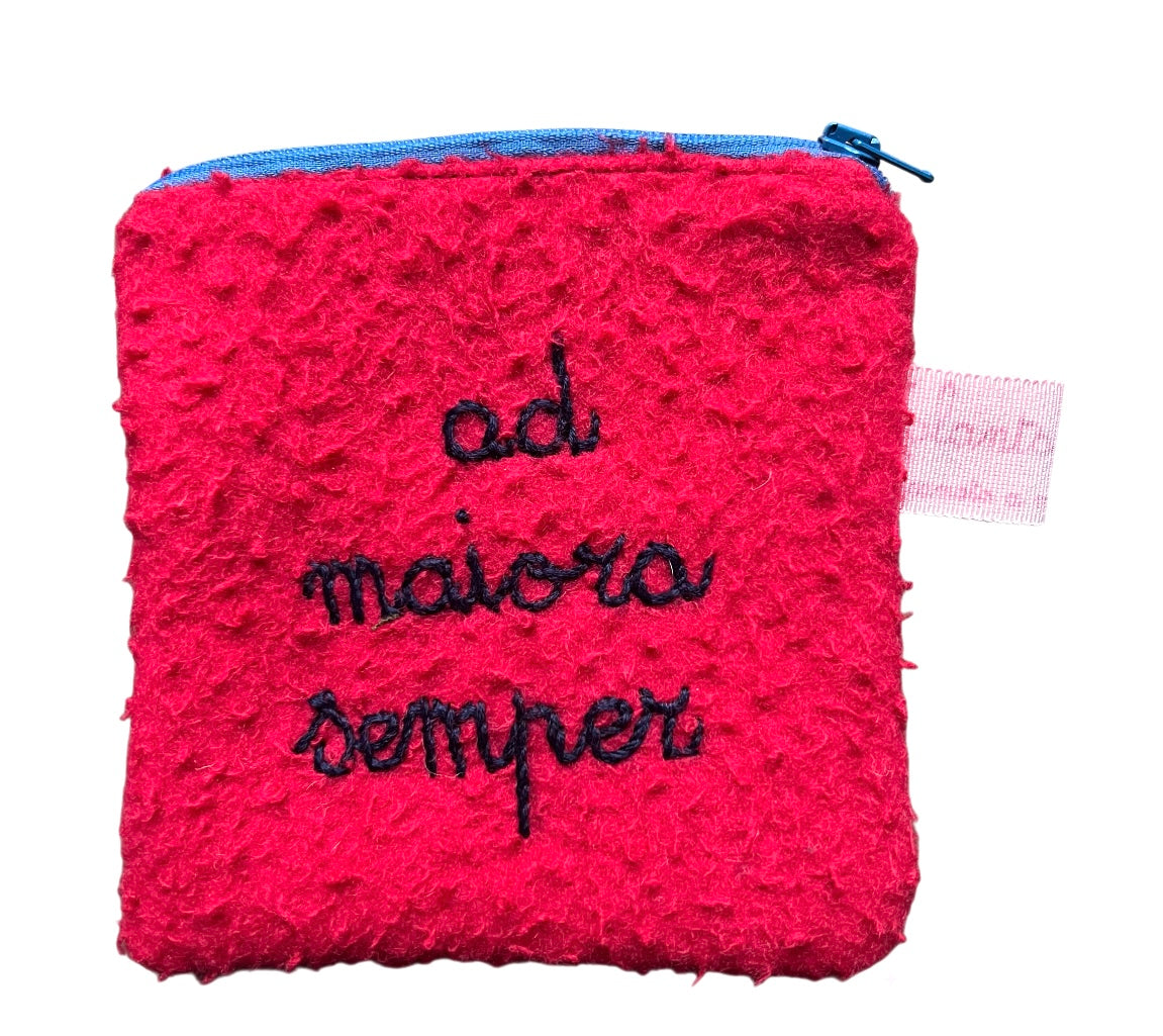 bustina in panno casentino rosso "ad maiora semper" ricamata a mano