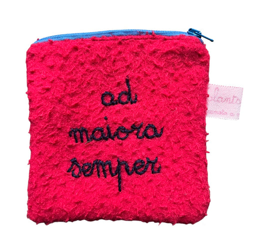 bustina in panno casentino rosso "ad maiora semper" ricamata a mano