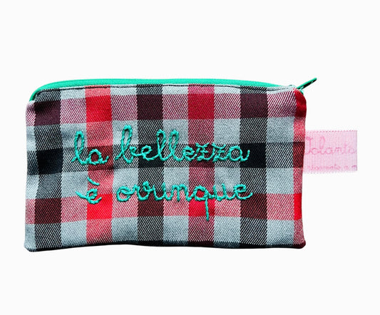bustina in tartan grigio e rosso "la bellezza e' ovunque" ricamata a mano