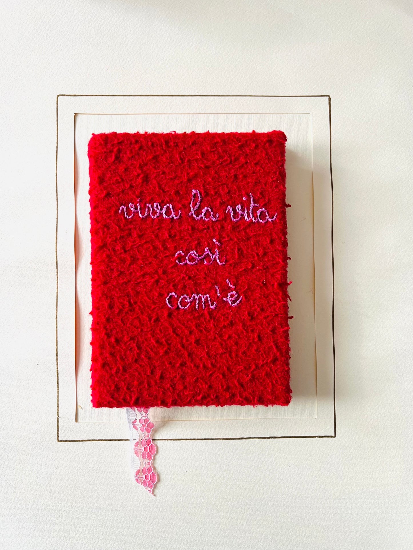 Quaderno in panno casentino rosso “viva la vita cosi com'è” ricamato a mano