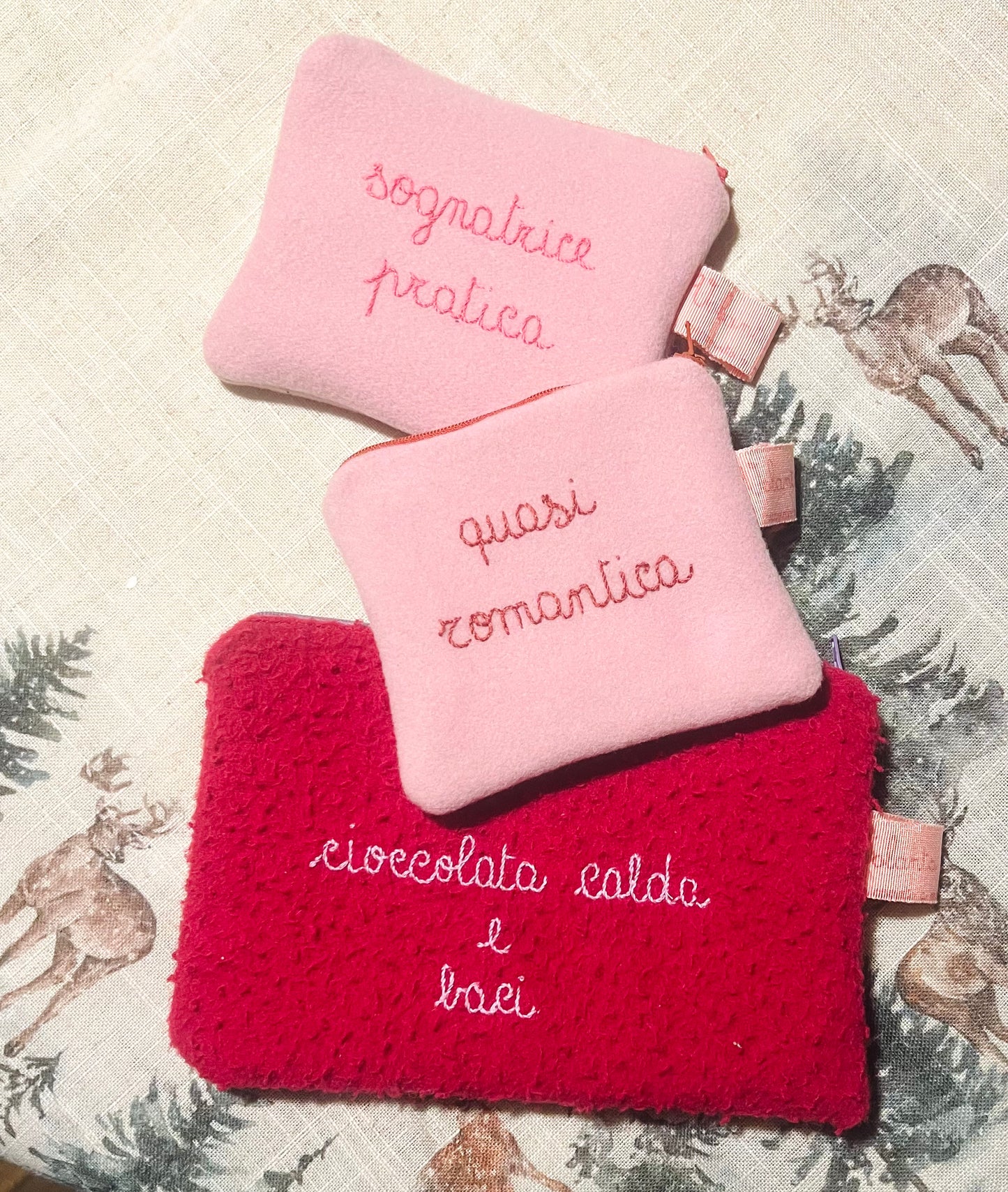bustina in panno di lana casentino fucsia "cioccolata calda e baci" ricamata a mano
