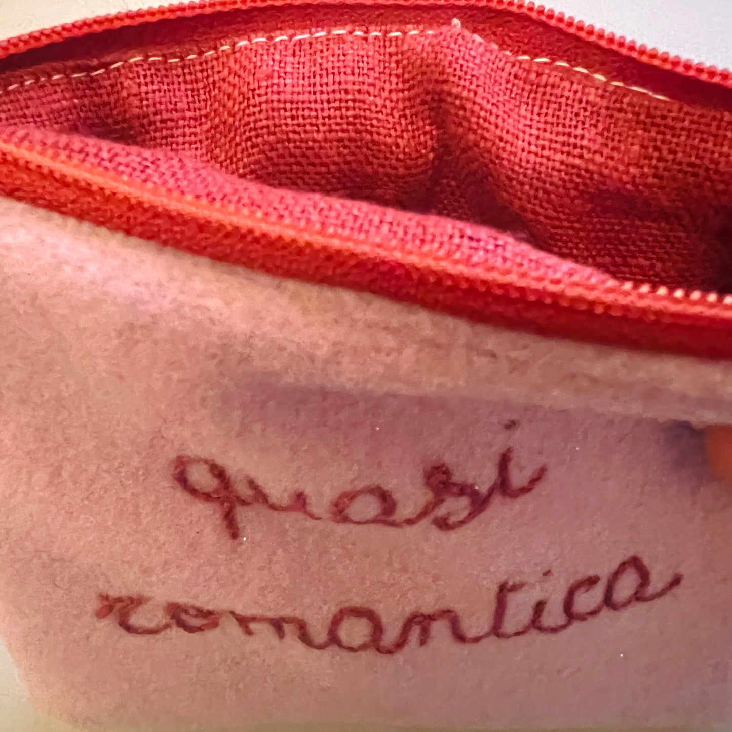 bustina in panno di lana rosa "quasi romantica" ricamata a mano