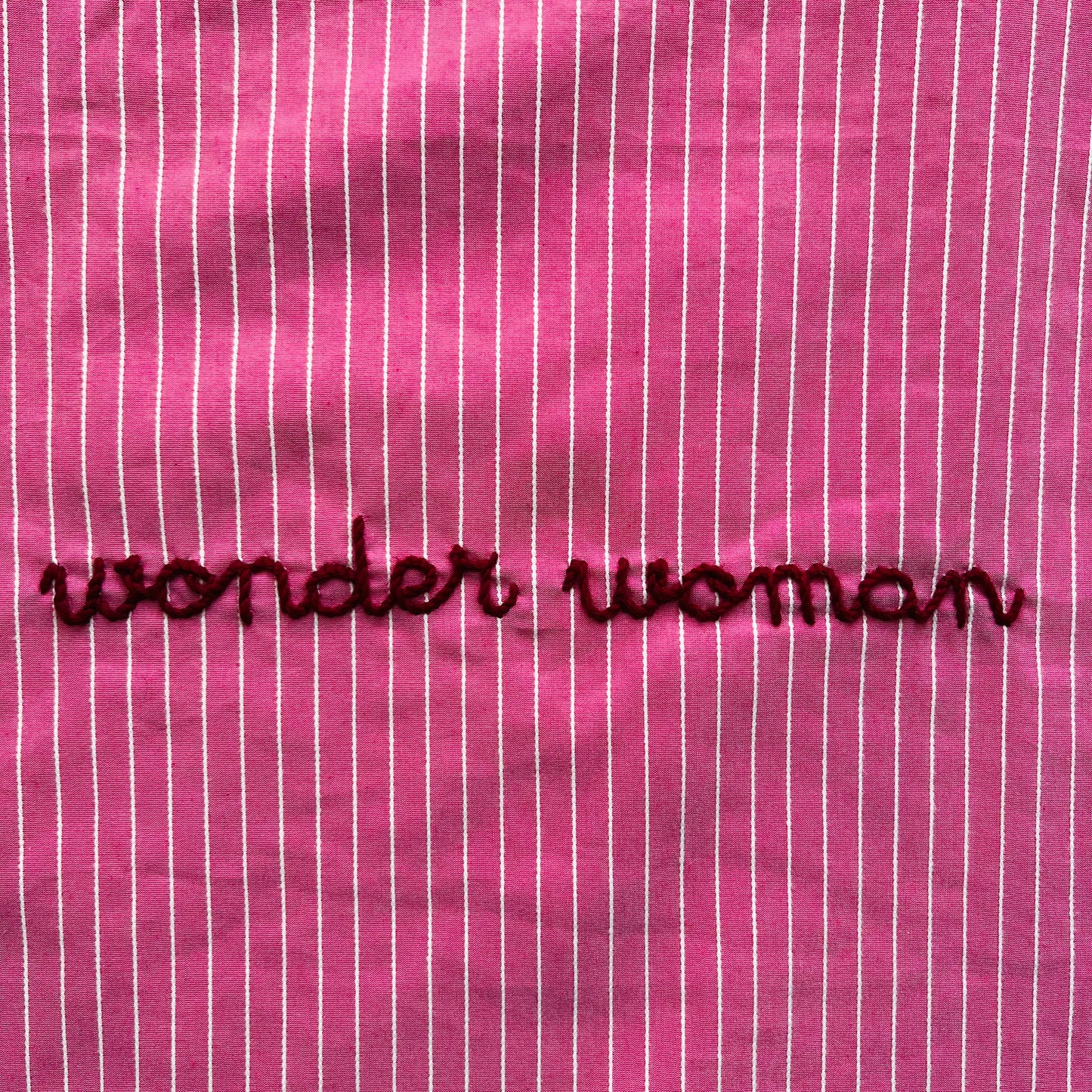 shopping bag "wonder woman" rosa peonia con righine bianche in rilievo e manici volants