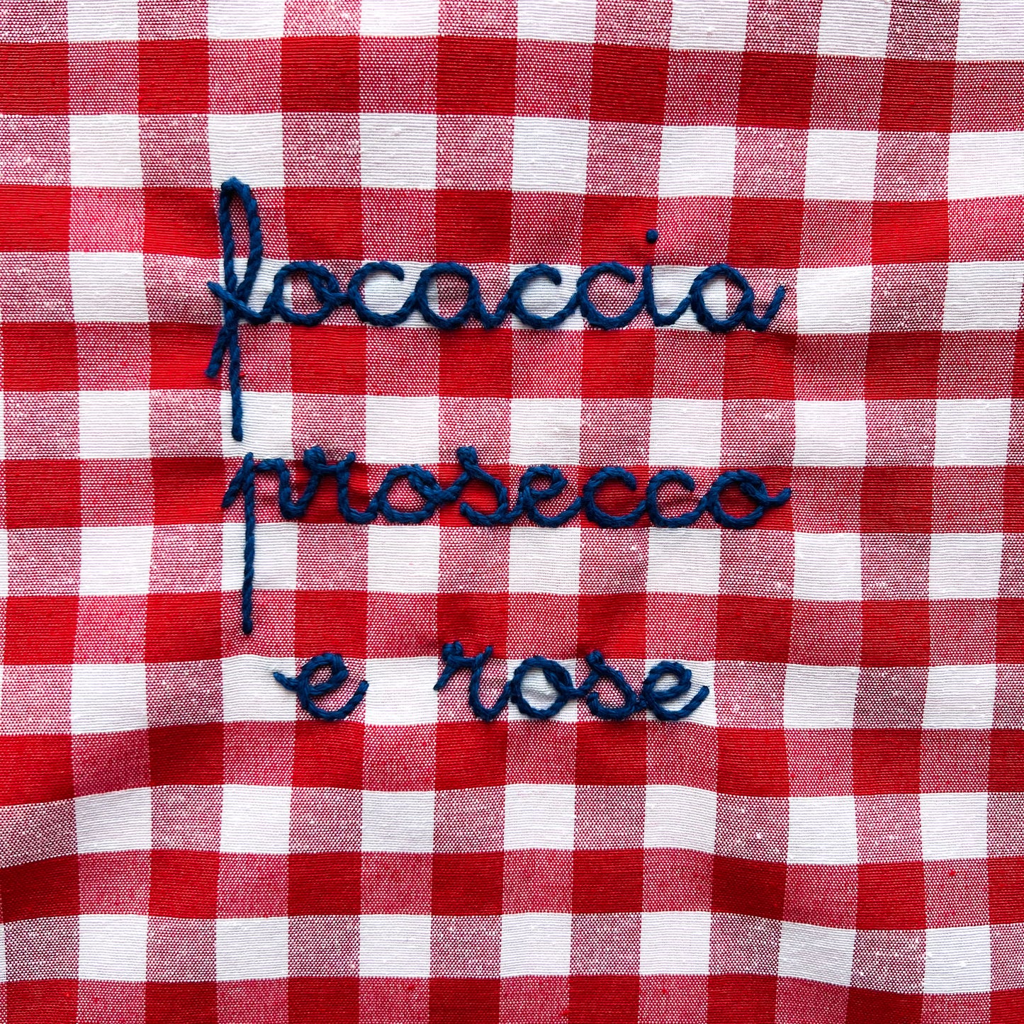 shopping bag "focaccia prosecco e rose" vichy rosso ricamata a mano con manici volants