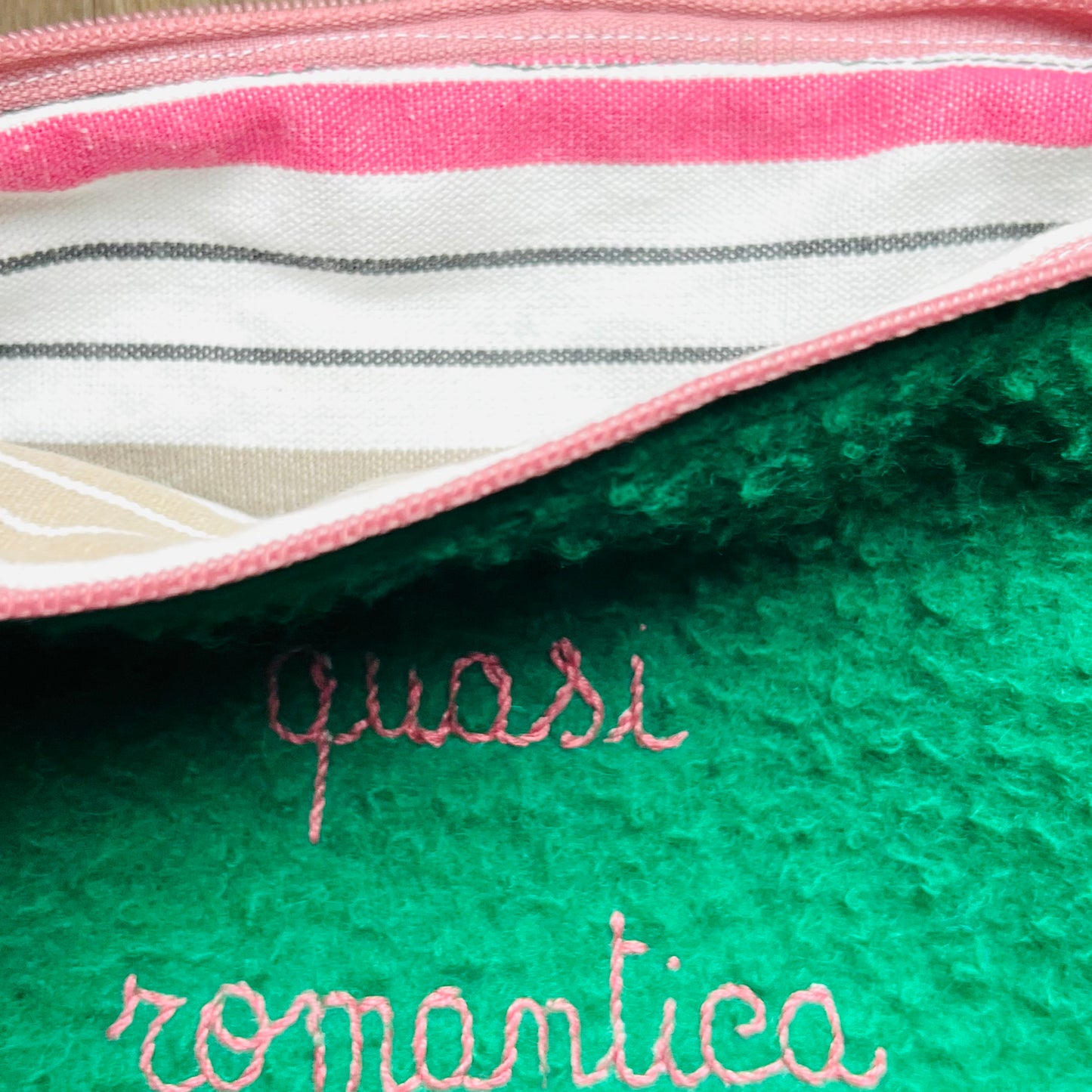 bustina in panno casentino verde "quasi romantica" ricamata a mano