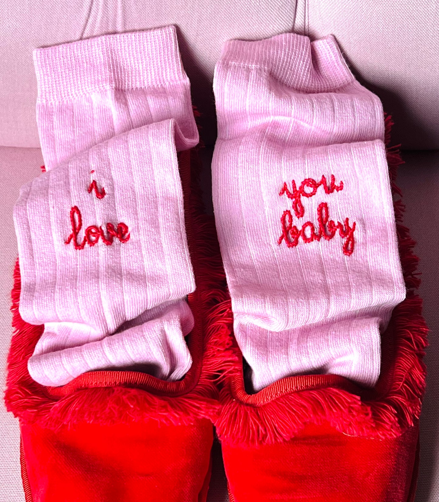 Calzini rosa peonia “I love you baby” ricamato a mano
