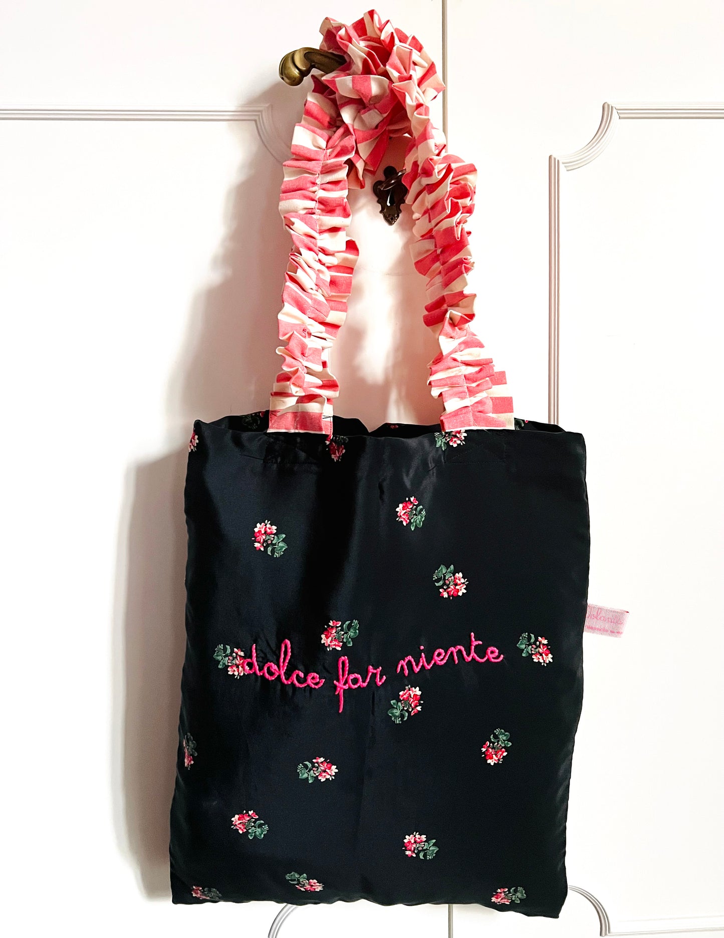 shopping bag "dolce far niente" in seta ricamata a mano con manici volants