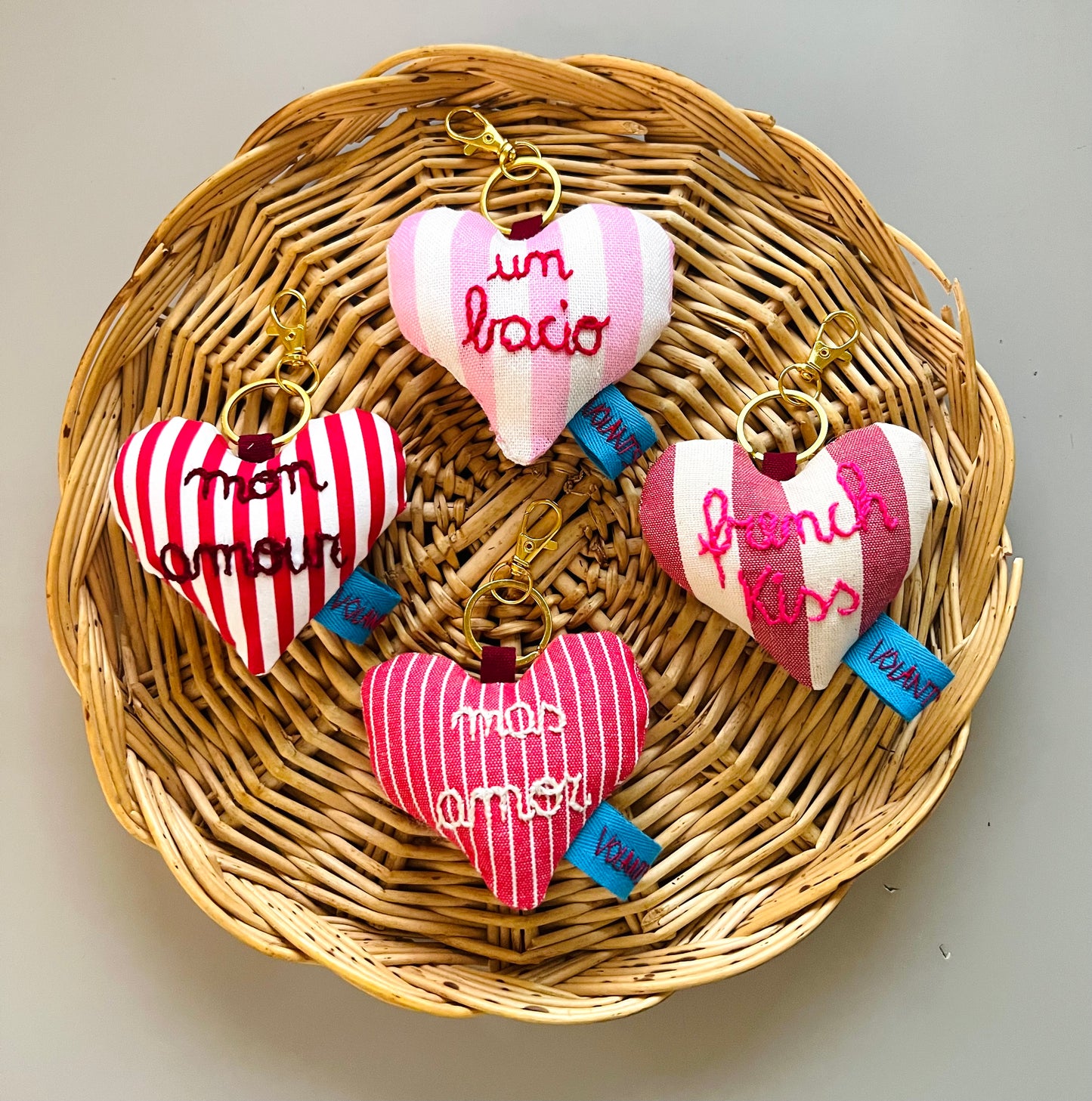 portachiavi morbido a cuore in tela a righe rosa " un bacio" ricamato a mano