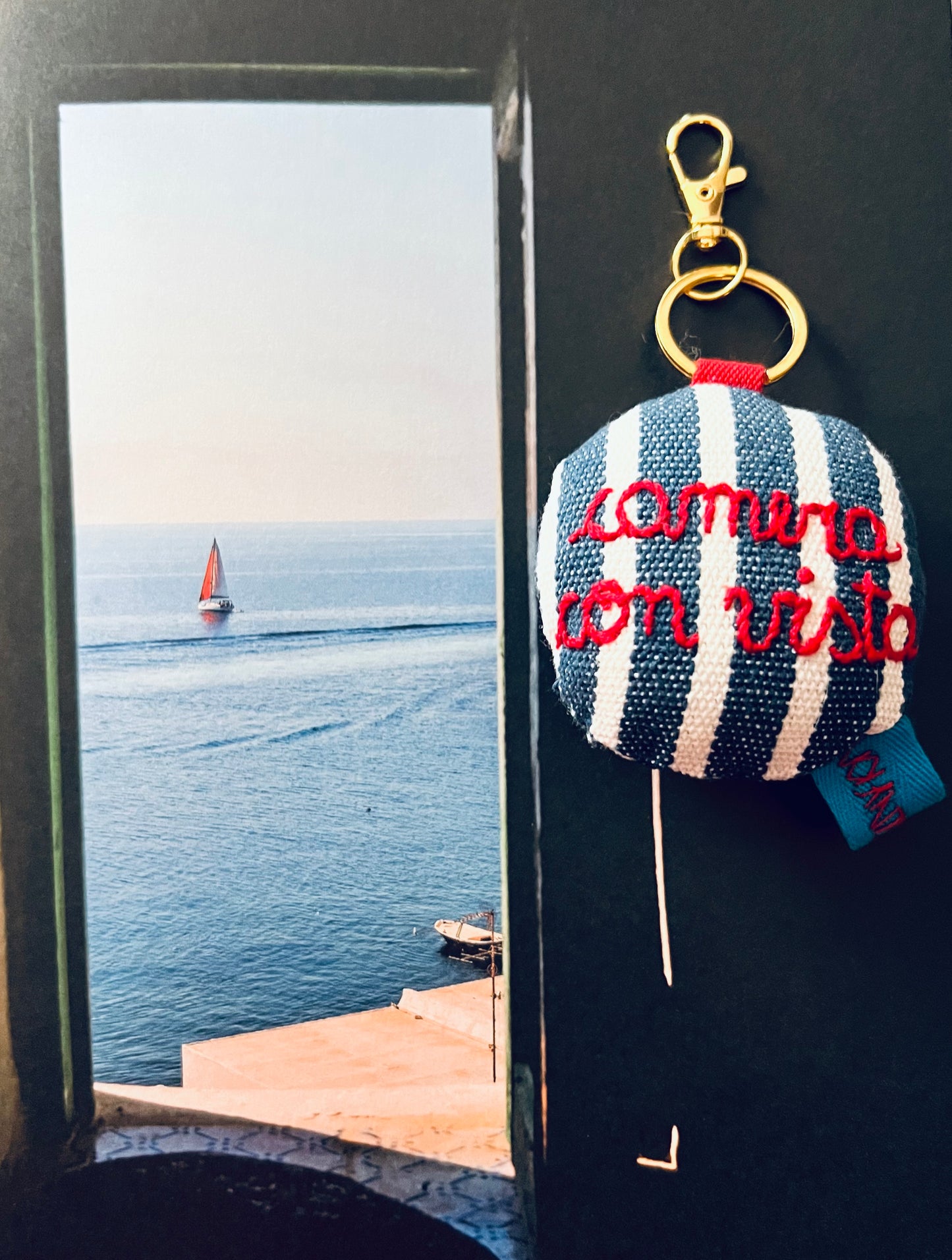 portachiavi ricamato a mano a righe blu "camera con vista"