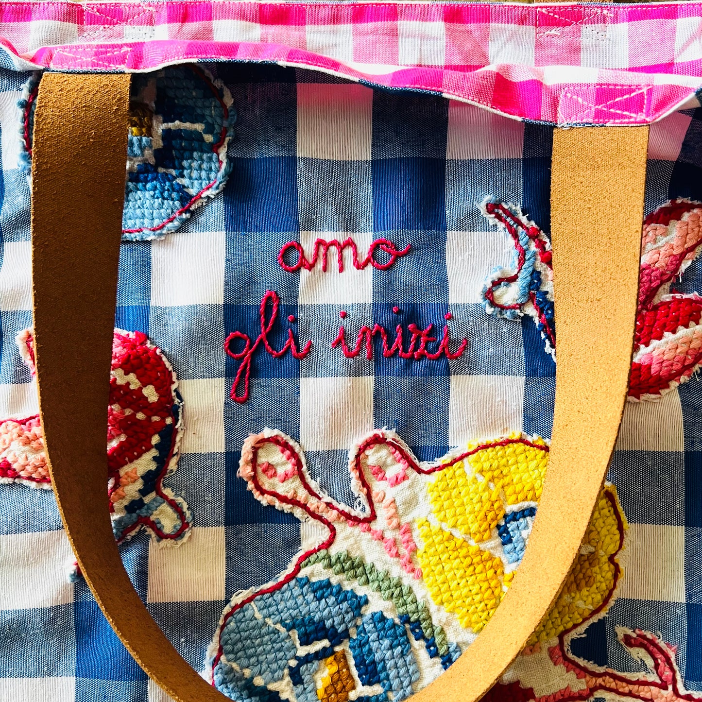 shopping bag in tela di cotone vichy bluette " amo gli inizi" con applicazioni ricamate a mano