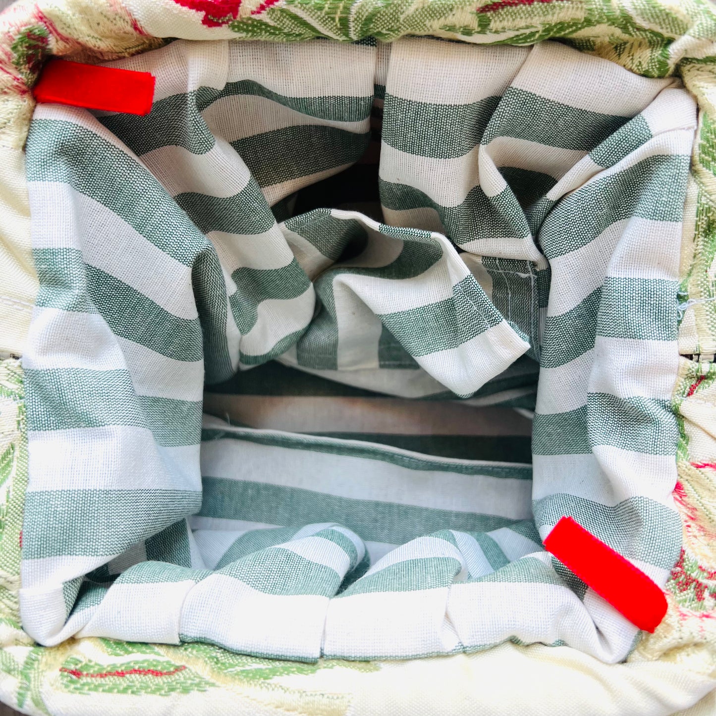 Borsa con tracolla staccabile in prezioso tessuto Boussac vintage papaveri “questione di feeling" ricamata a mano con rouches