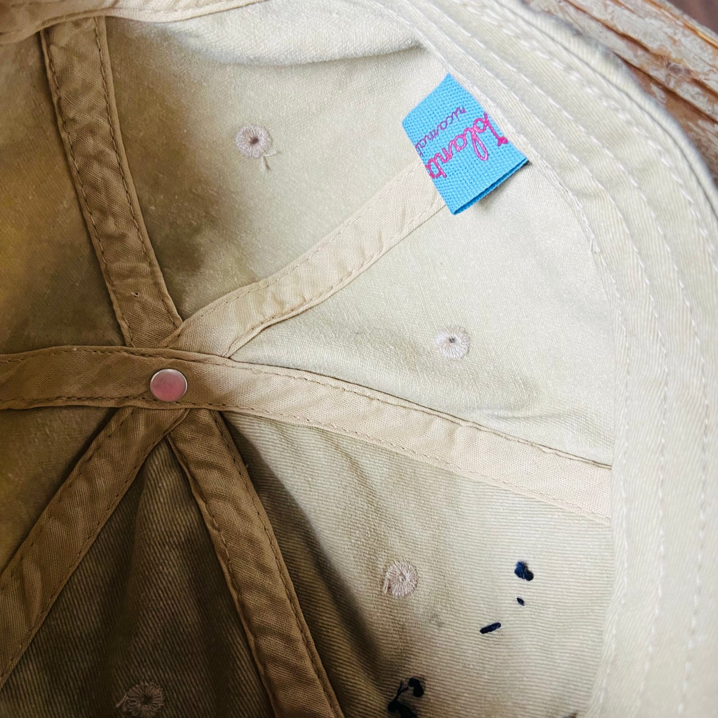 cappello da baseball con visiera beige stone washed “anche le ragazze fanno promesse da marinai” ricamato a mano
