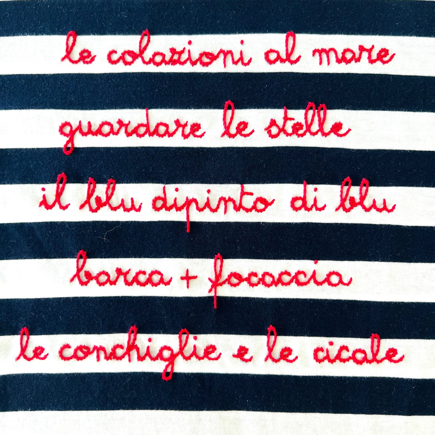 t-shirt a righe bianco e blu a tema estate ricamata a mano