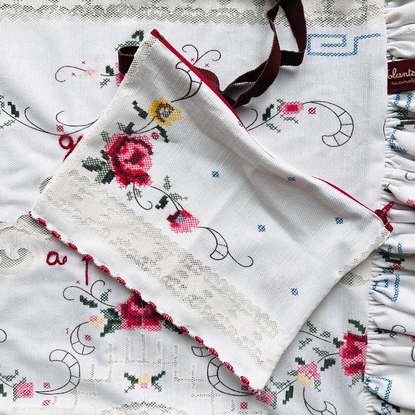 shopping bag con inserti in pizzo “gentildonna a passeggio” ricamata a mano