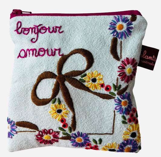Bustina ricamata con fiori e fiocchi “Bonjour amour” ricamata a mano