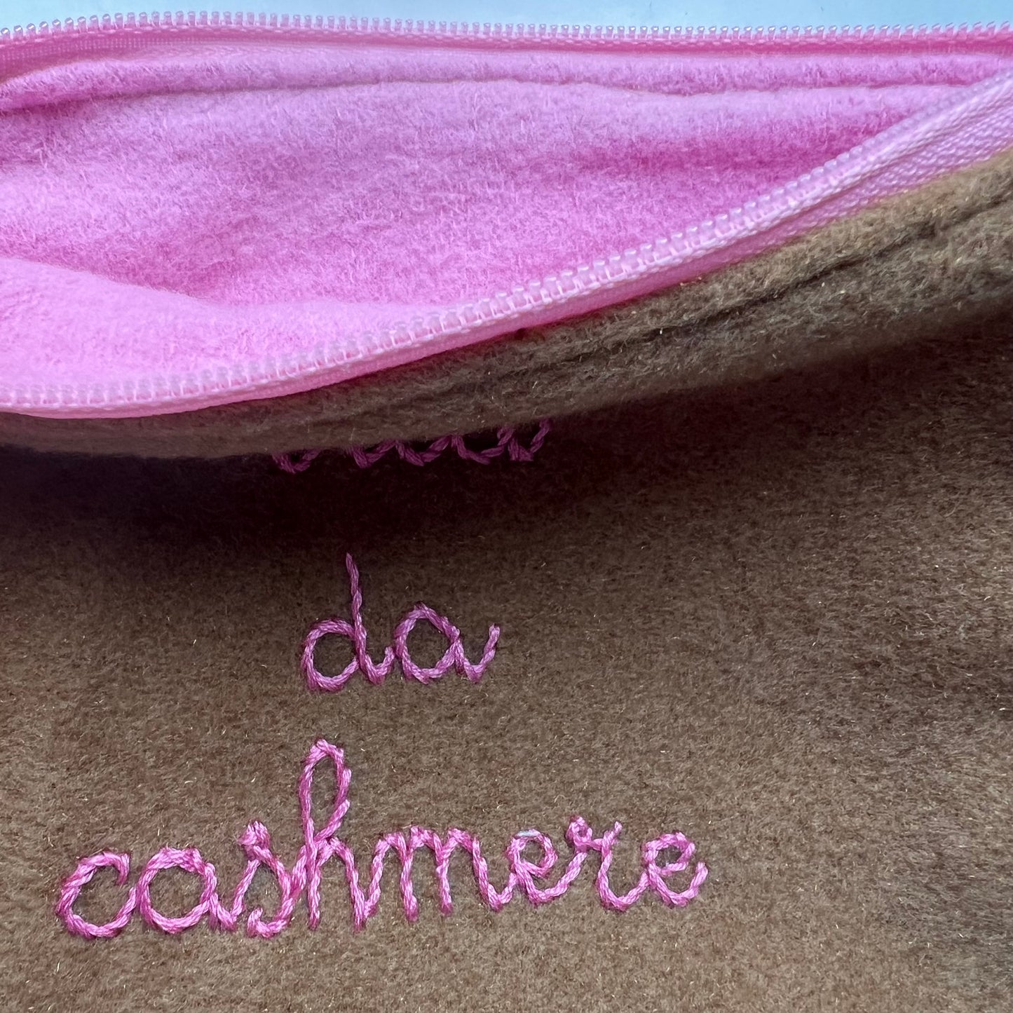 bustina in lana cammello e lurex "vita da cashmere" ricamata a mano