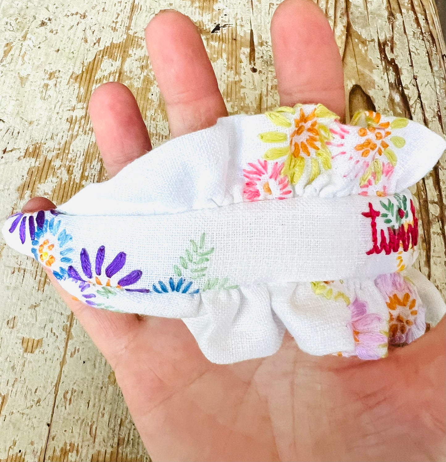 Cerchietto per capelli in lino ricami fiori con volants “ twist e champagne” ricamato a mano