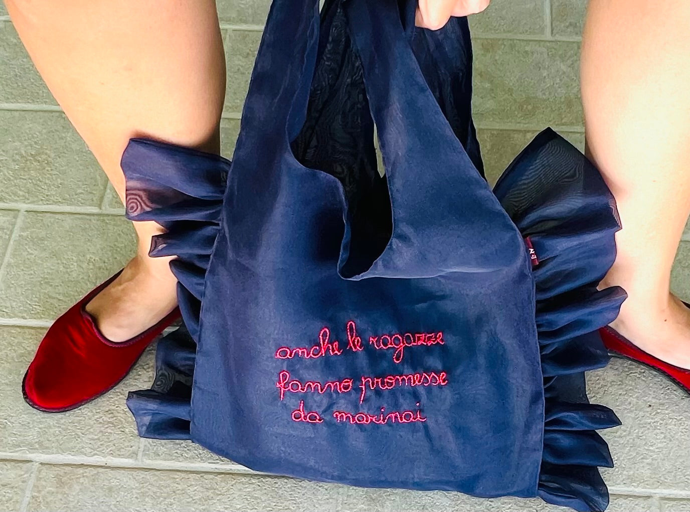 Borsa a mano in organza blu navy “anche le ragazze fanno promesse da marinai” ricamata a mano