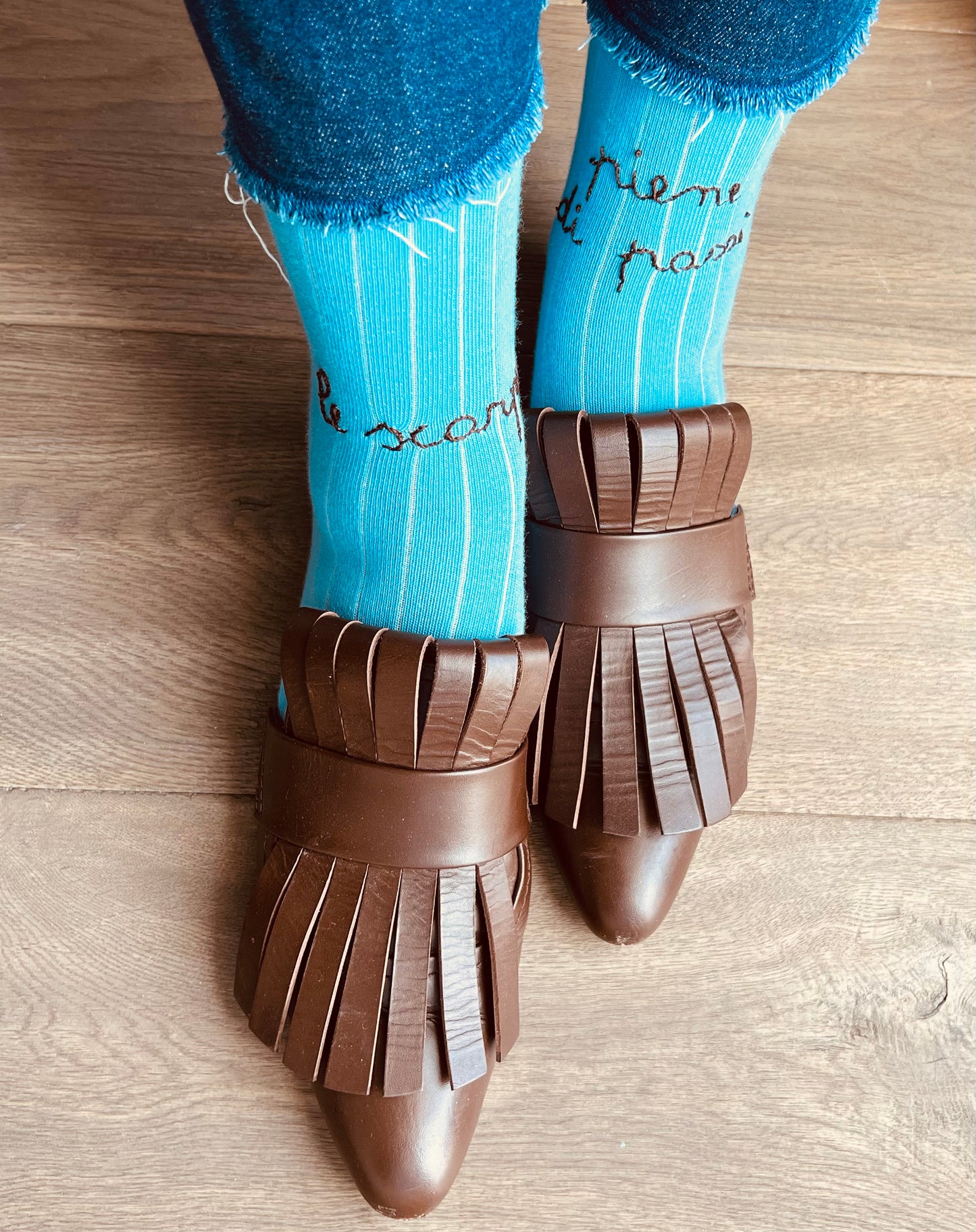 calzini azzurro "le scarpe piene di passi" ricamati a mano