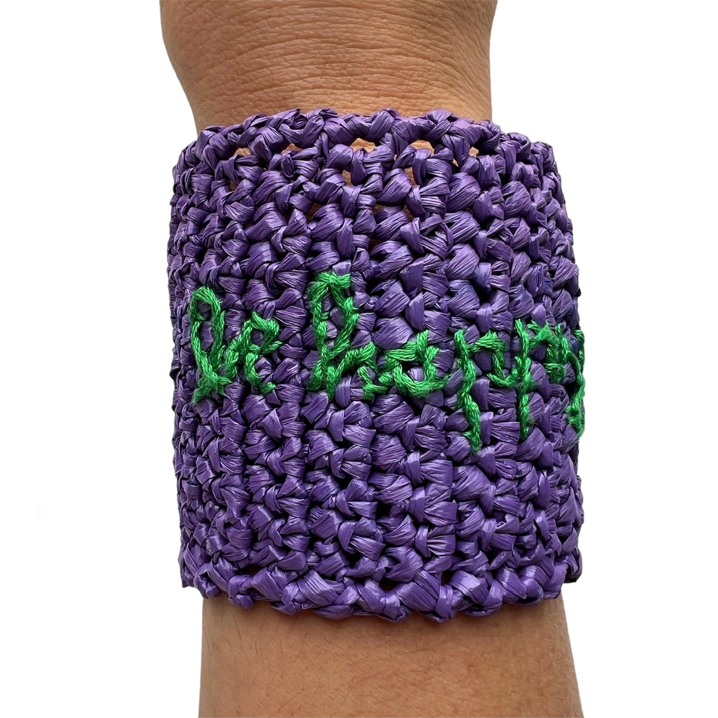 Bracciale alto viola in rafia "be happy" ricamato a mano