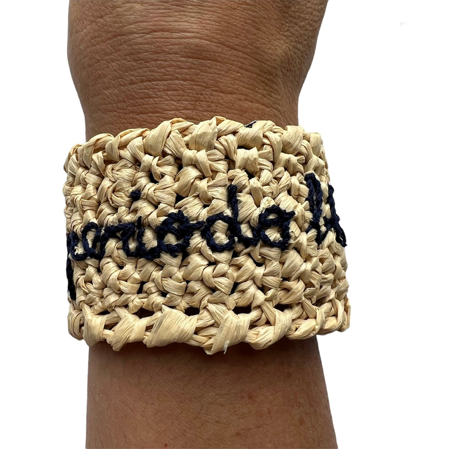 Bracciale in rafia naturale "periodo blu" ricamato a mano