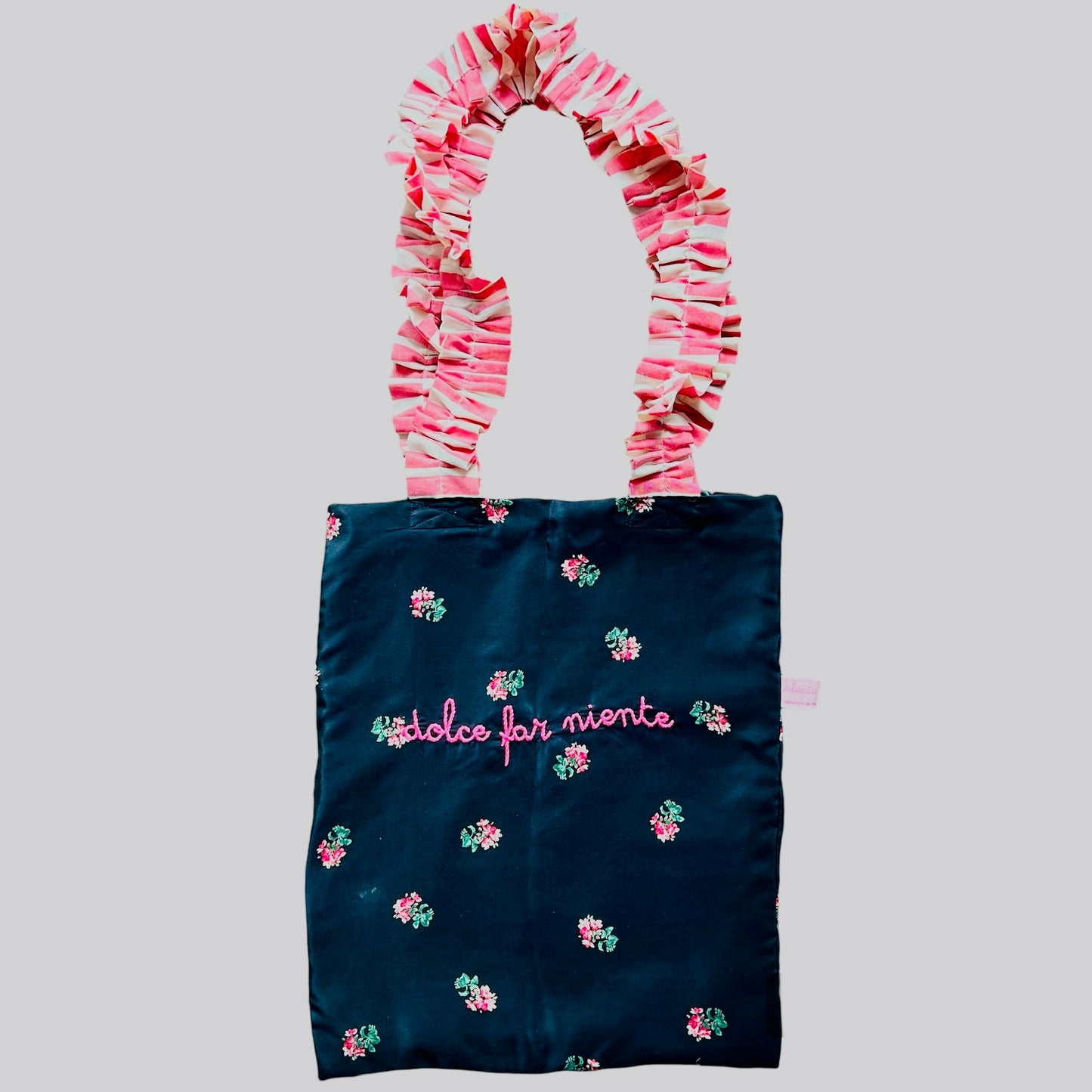 shopping bag "dolce far niente" in seta ricamata a mano con manici volants
