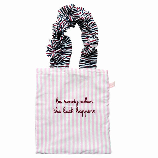 shopping bag in tela a righe rosa "be ready when the luck happens" ricamata a mano con manici volants