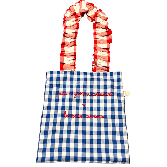shopping bag in tela a quadri bluette "per i giorni azzurri e le sere dorate" ricamata a mano con manici volants