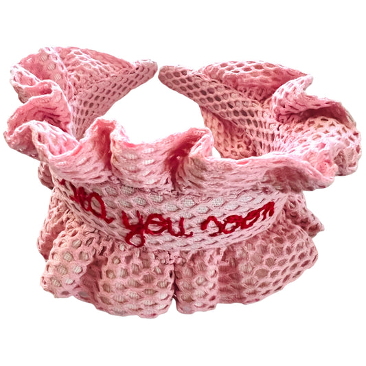 cerchietto per capelli con volants in rete rosa "sea you soon" ricamato a mano