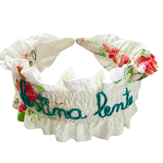 cerchietto per capelli con volants in seersucker panna a fiori "festina lente" ricamato a mano