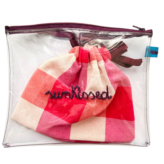 Bustina in pvc "sunkissed"ricamata a mano con sacchetto estraibile in cotone vichy rosa acceso